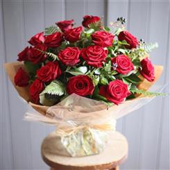 18 Freedom Lush Red Roses
